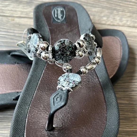 Elegant Black and Brown Sandals with Floral Embellishments - Picture 2 of 7